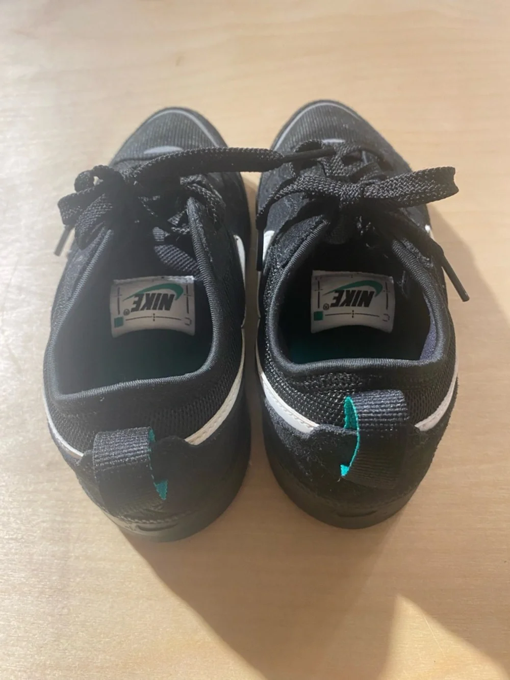 Nike Black Low-Top Lace-Up Sneakers with Subtle White Accents Boys Size 5Y (QY)